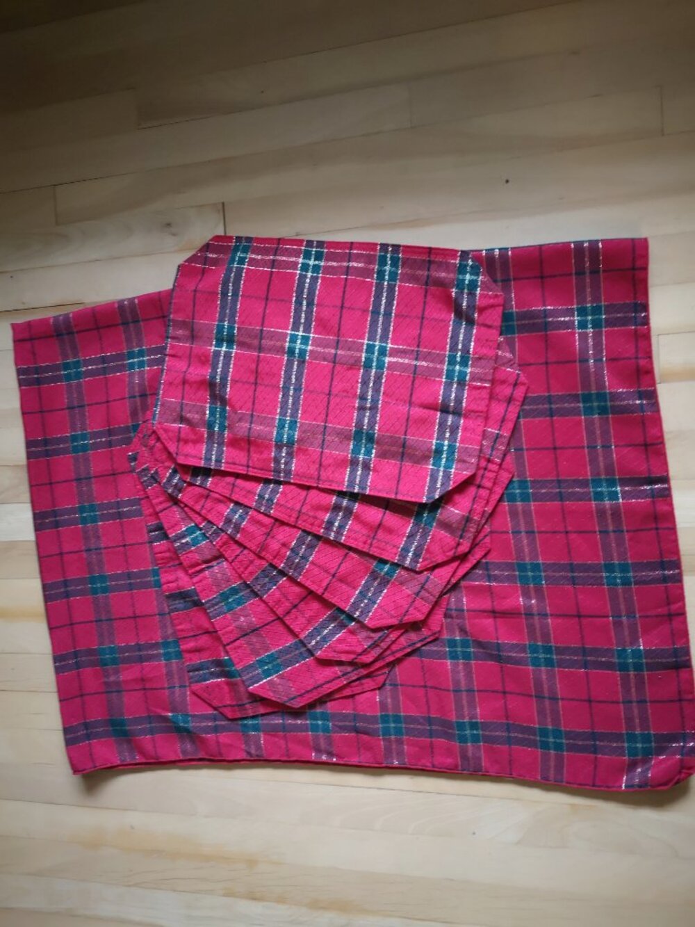 Rectangular Red Green & Gold Plaid Table Cloth with 6 Matching Placemats